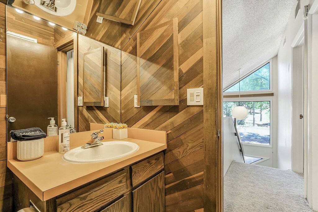 Walk to Garden of the Gods ☀ Propane Firepit & Fenced in Patio near Manitou in Colorado Springs, El Paso County (CO)