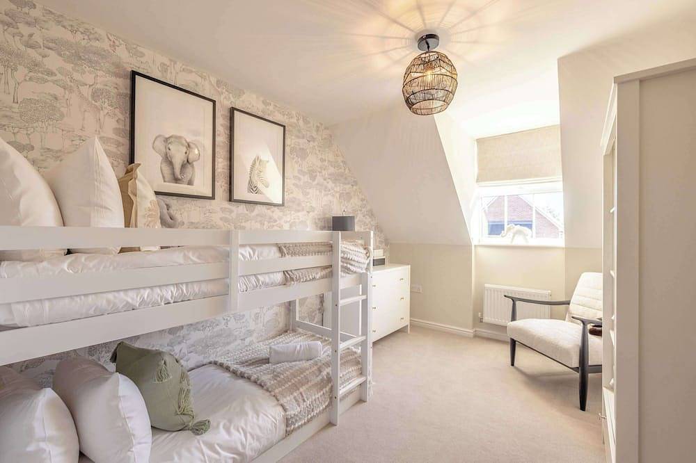 Elegant 4-Bed |Private Garden |Parking By Tempstay in Thorpe Park, Surrey