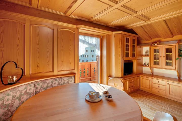 Entire apartment, Apartment 'Ciasa Giorgina' with Mountain View, Private Terrace and Wi-Fi in Pozza di Fassa, San Giovanni di Fassa