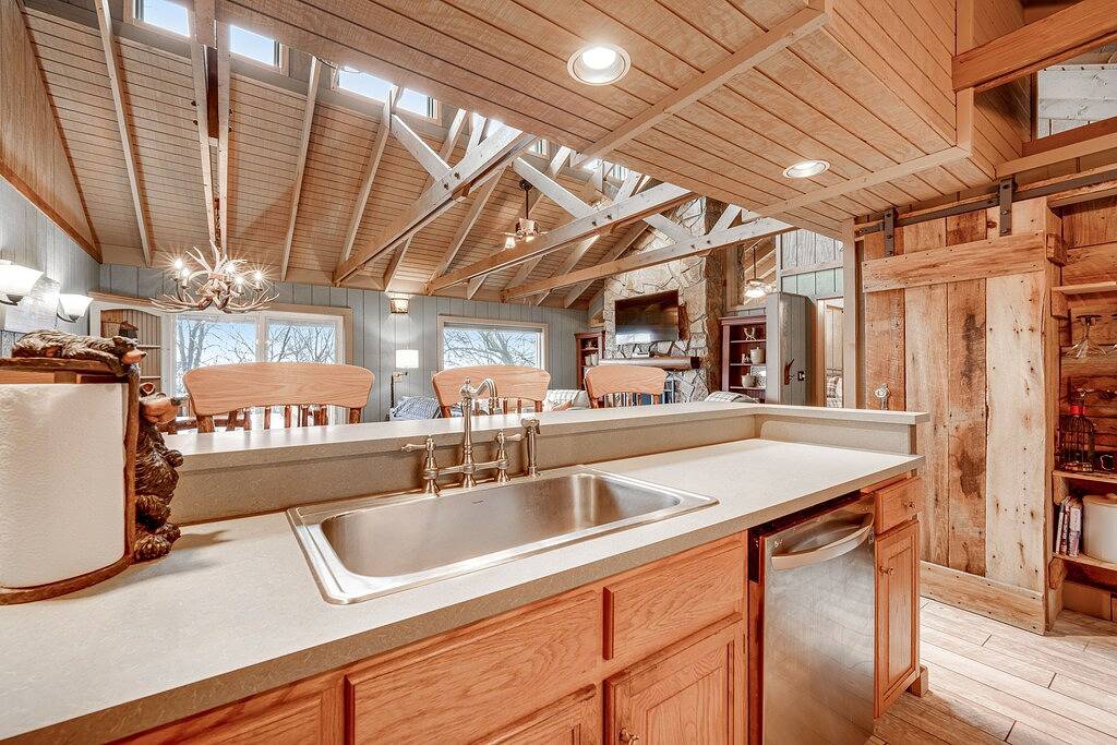 Snowbird-Friendly Cabin with Wifi, Gas Fireplace, Private W/D, and Gas Grill in Blue Ridge Parkway, Seven Devils