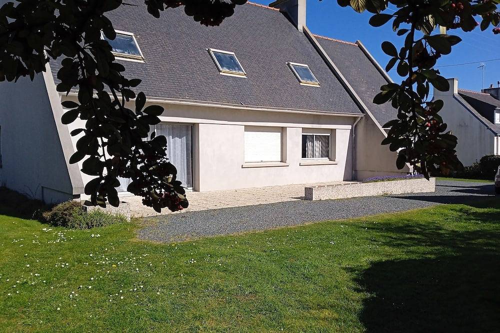 Near the port single-storey house with enclosed garden in Guilvinec, Region de Quimper