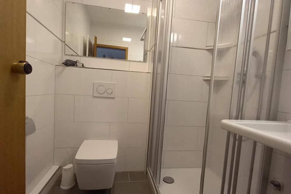 Ganze Wohnung, „Seeappartement Sorpeglück“ mit Panoramaseeblick, Balkon und Swimming-Pool in Langscheid (Sorpesee), Sundern