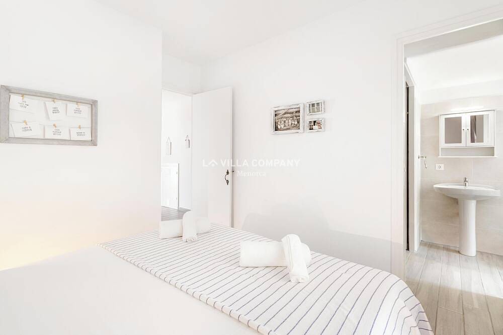 Entire apartment, Charming Duplex with Sea Views, 2 Bedrooms + 3 Bathrooms, 3 Minutes to Beach in Arenal d'en Castell, Es Mercadal