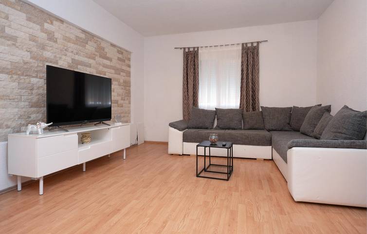 Charmante 240 m² große Wohnung mit Pool, Terrasse und WLAN, 1,5 km von der Küste entfernt in Pridraga, Zadar