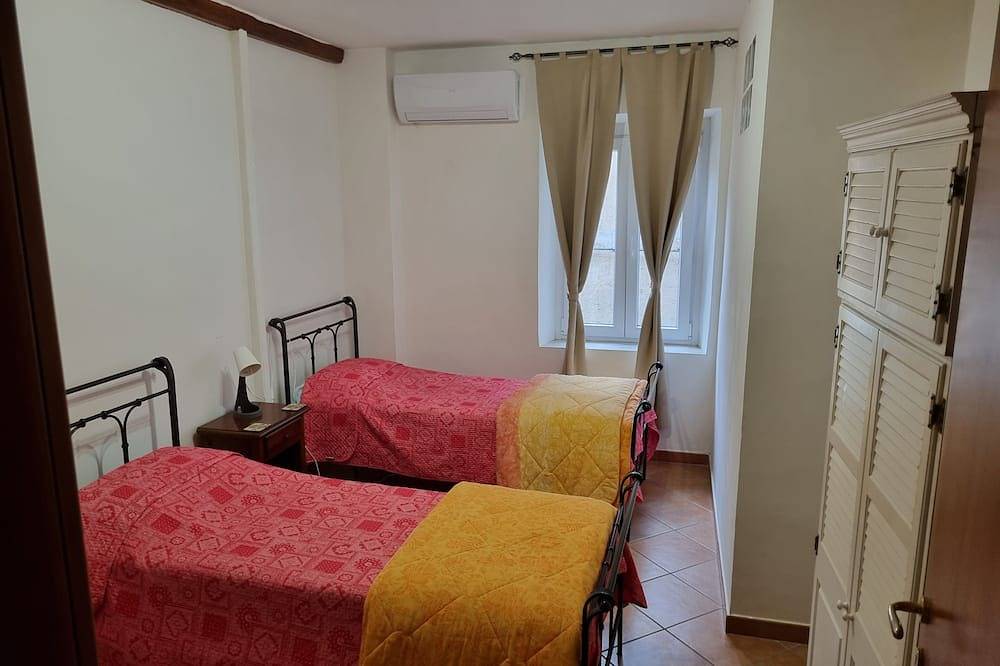 Entire apartment, Appartamento per Famiglie nel Centro, a 4 Minuti dal Castello Medievale in Bracciano, Lake Bracciano