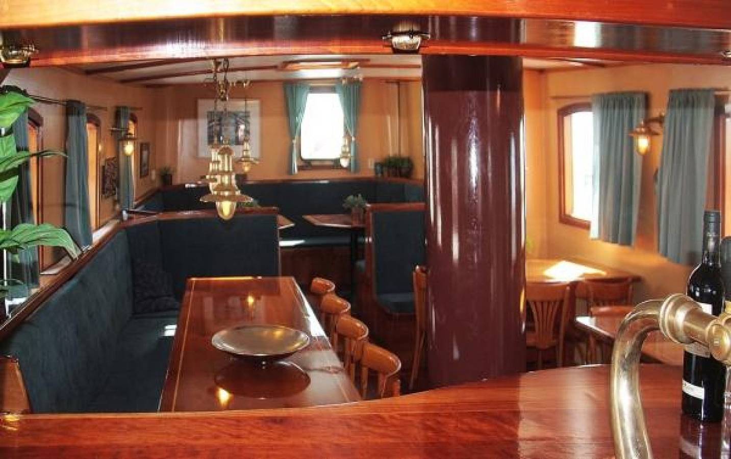 Sailing ship as a group accommodation for 34 persons in the city Groningen in Groninga, Región de Groningen