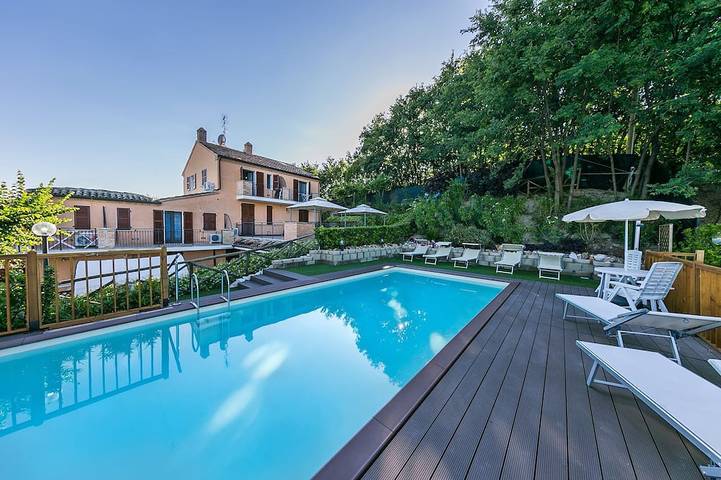 Agriturismo per 6 persone, con balcone e piscina nonché giardino, con animali domestici in Fermo