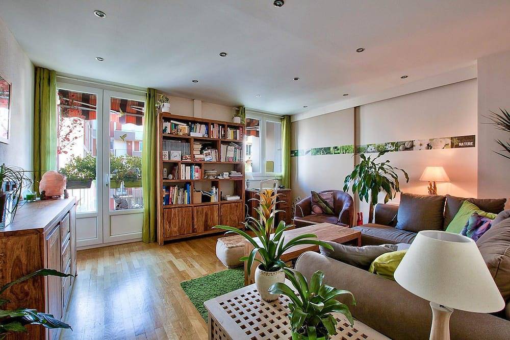 Entire apartment, “La Naturelle”: relaxing and exotic! Air conditioning and free/secure parking! in Villeurbanne, Rhône