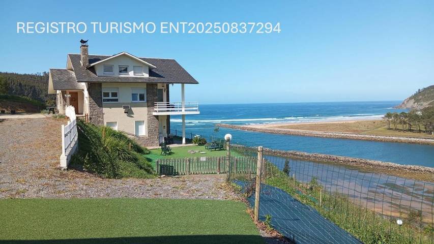 Chalet para 8 personas, con vistas al lago además de vistas y jardín, Se admiten mascotas en Villaviciosa 