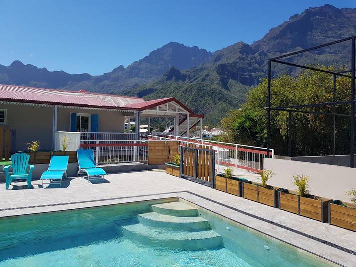 Chambre d’hôte pour 2 personnes, avec piscine ainsi que vue et terrasse