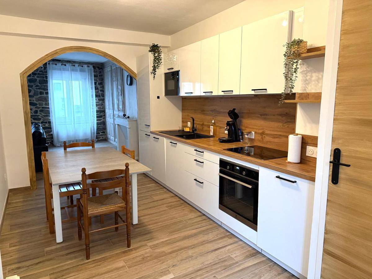 Appartement entier, Three-Bedroom Apartment in Yssingeaux, Haute-Loire