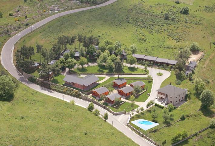 Parque de vacaciones para 2 personas, con Balcón y Terraza además de Jardín y Piscina en Galende