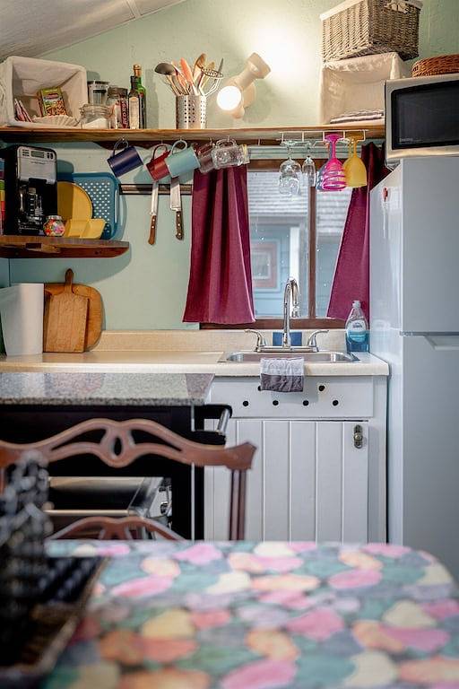 Red Jelly Bean Cabin- On the Beach & Off the Grid in Leamington, Essex (Kanada)