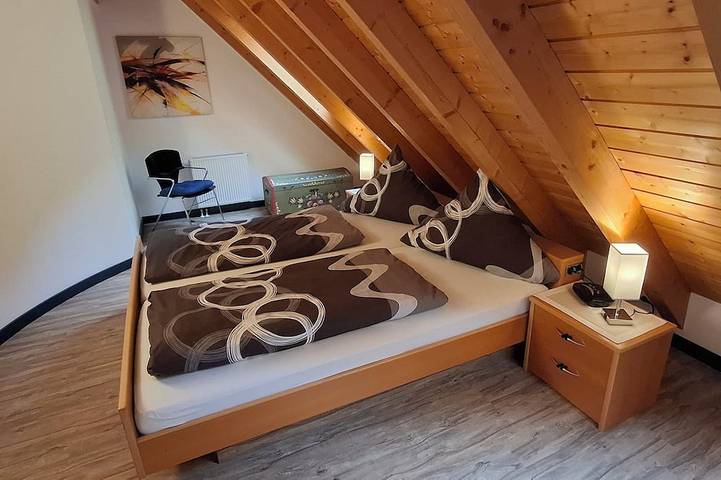 Apartamento entero, 94sqm vacation apartment in the attic WLAN National Park Northern Black Forest quiet location in Schönmünzach, Baiersbronn