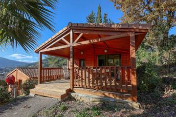 Location de vacances pour 6 personnes, avec terrasse et piscine à Solliès-Toucas