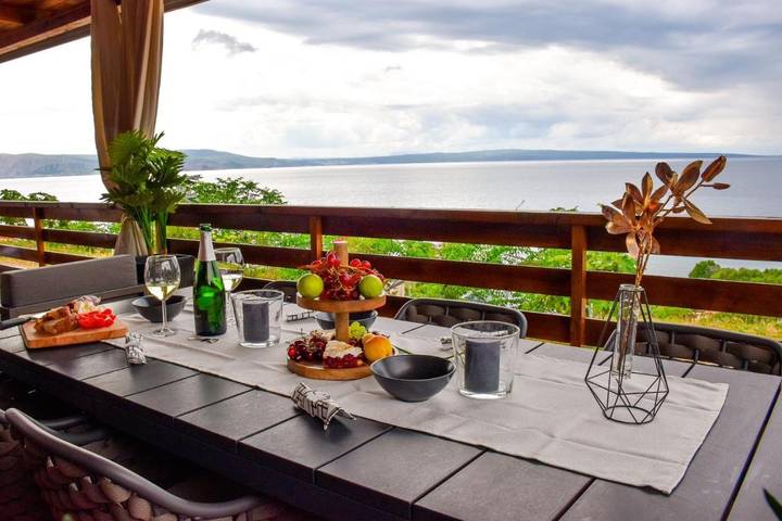 Camping pour 5 personnes, avec bassin pour enfant et terrasse ainsi que vue et piscine, animaux acceptés dans Primorje-Gorski Kotar