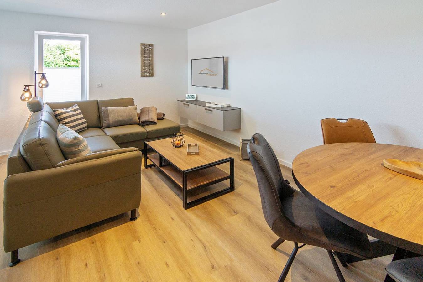 Ganze Wohnung, Komfortables Domizil Deichloft D4 mit Balkon und moderner Ausstattung in Norddeich, Norden und Umgebung