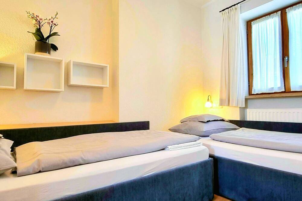 Entire apartment, Abwinkl, 3-zi., 1. Og, 2 Balkone, Ost - Ferienwohnungen Trinkl in Bad Wiessee, Bavarian Alps
