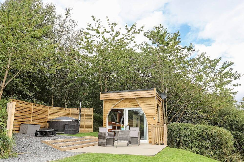 Woodland Pod, pet friendly, country holiday cottage in Corwen in Conwy region