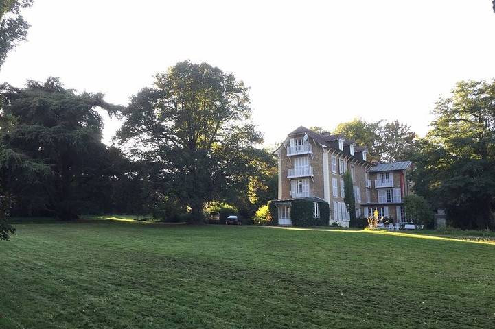 Location de vacances pour 15 personnes, avec Jacuzzi ainsi que Terrasse et Jardin à Médan (Yvelines)
