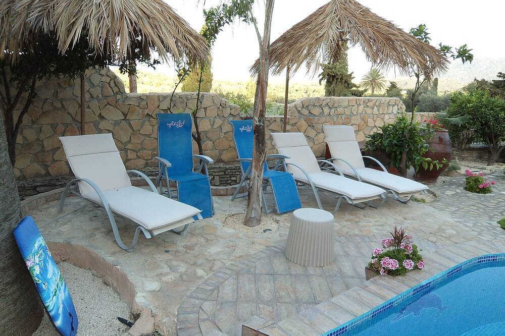 Prive-paradijs met verwarmd zwembad, prachtig uitzicht en grote tuin in Iraklio-Heraklion en omgeving
