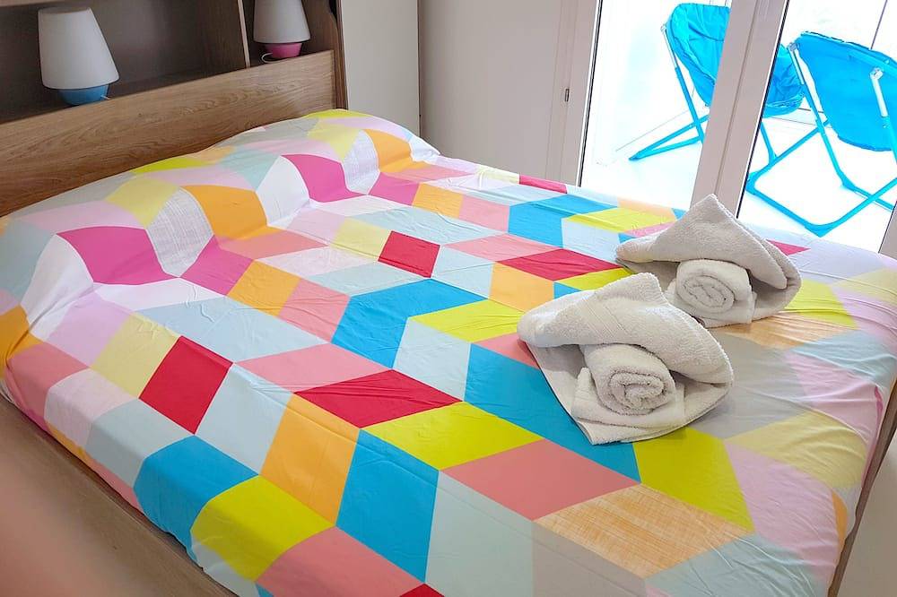 Hel leilighet, Cannes - Sea front apartment, beach front, pool, garden, internet, aircon in Cannes La Bocca, Cannes