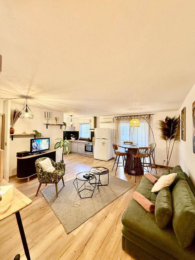 Gîte pour 4 personnes, avec terrasse dans Salle De L Etoile Chateaurenard