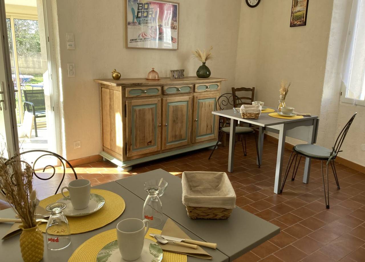 Bed and Breakfast for 2 people with garden in Mirabel-aux-Baronnies, Nyons region