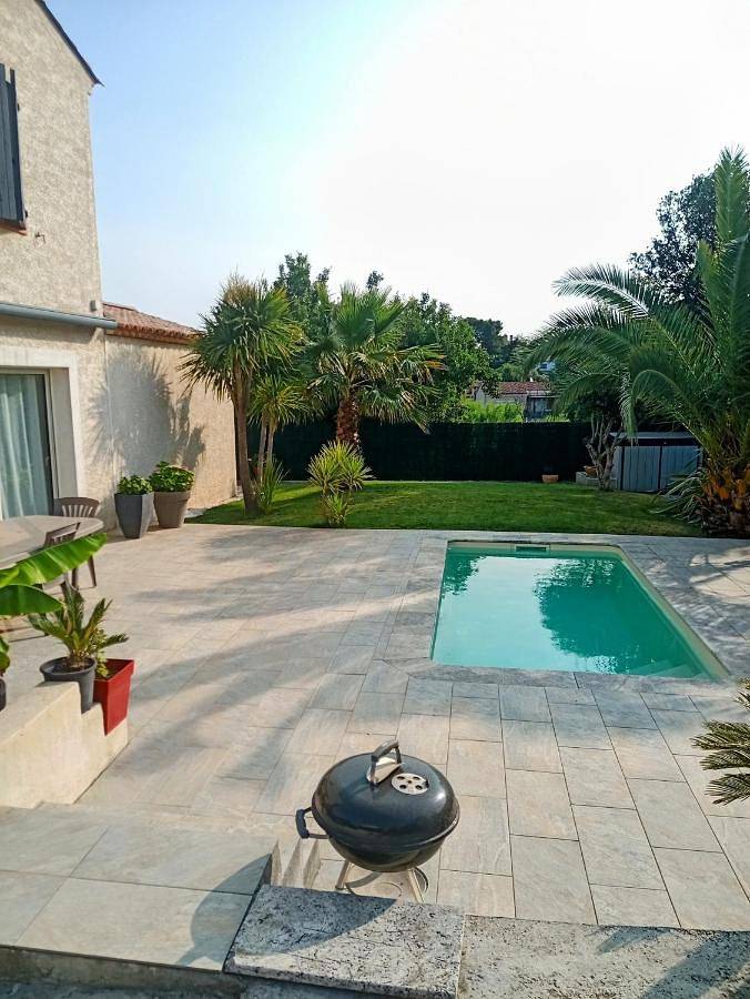 Location de vacances pour 3 personnes, avec piscine ainsi que terrasse et vue à Belcodène - 3