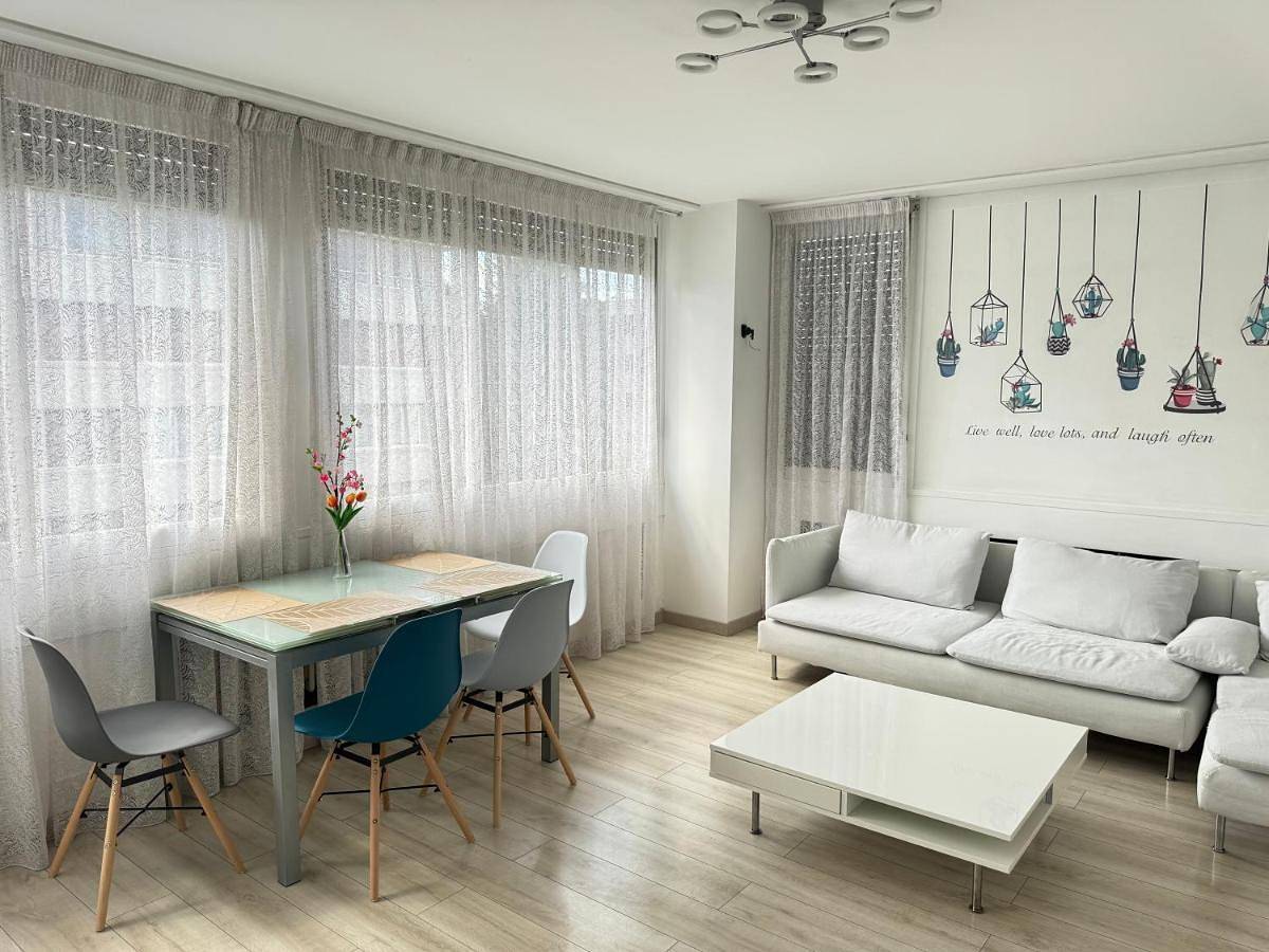 Appartement entier, Three-Bedroom Apartment in Fontenay-sous-Bois, Val-de-Marne