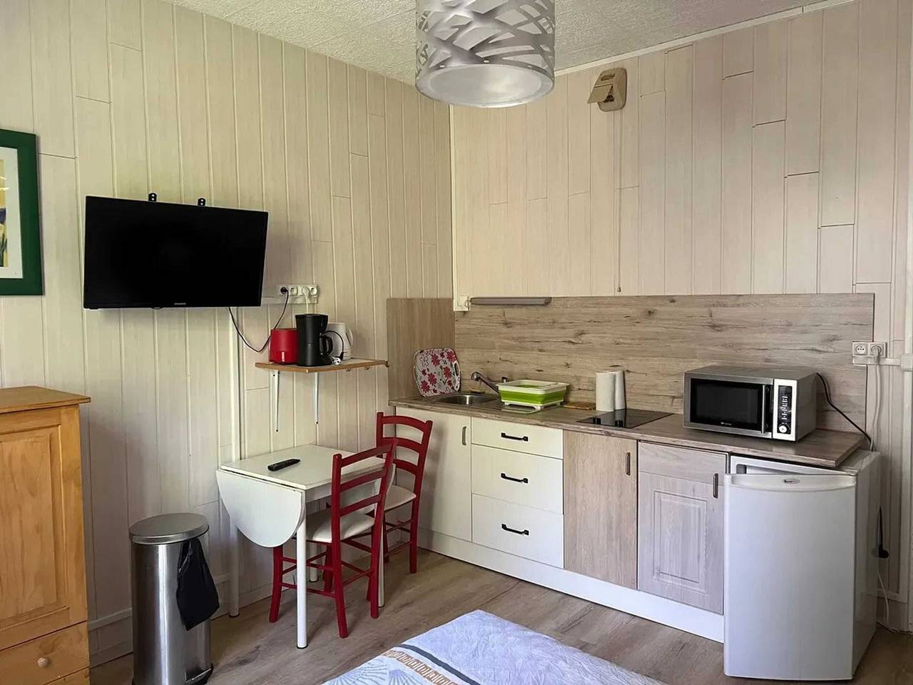 Estudio entero, Estudio moderno en Néris-les-Bains de 17 m² in Néris-les-Bains, Región de Montluçon