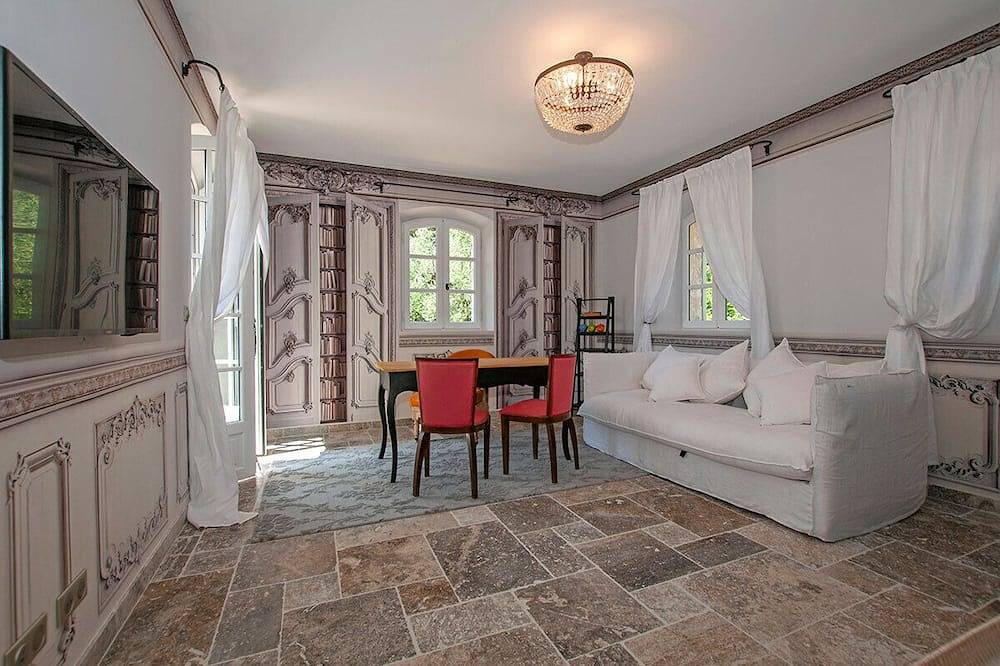 Charm, luxury, stunning views, spacious villa with heated pool, aircon and games in Le Bar-sur-Loup, Cannes region