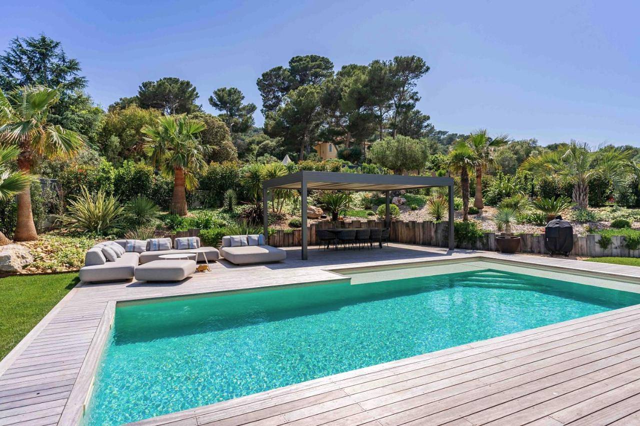 Villa Palma Giens - Vue Mer Panoramique -Piscine Chauffée Mai à Septembre- 4 chambres -Garage in La Madrague, Hyeres
