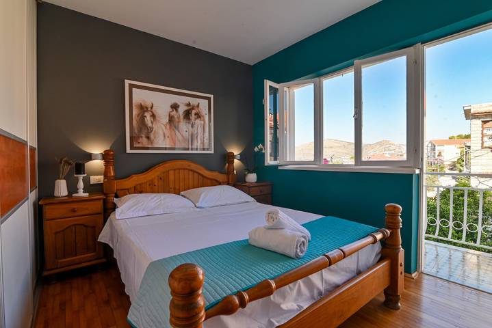 Ferienwohnung für 6 Personen, mit Terrasse und Garten sowie Ausblick in Trogir - 3