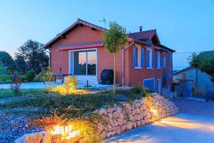 Location de vacances pour 10 personnes, avec vue et terrasse à Juliénas