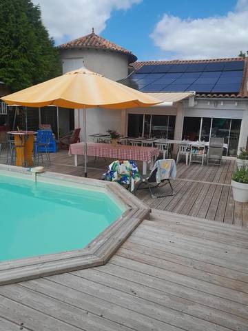 Location de vacances pour 12 personnes, avec jardin ainsi que piscine et jacuzzi à Bertric-Burée