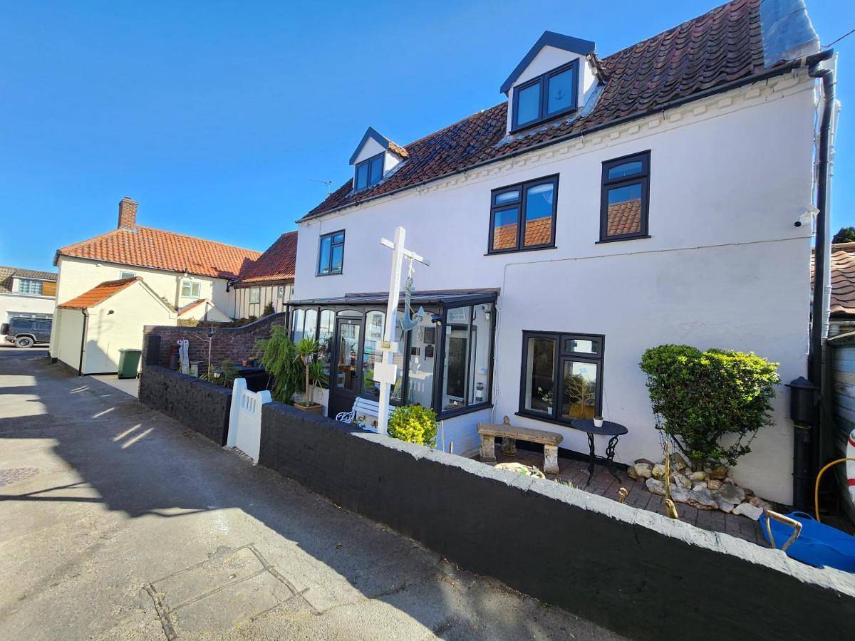 Anchoragewells King and Doubles on Room-Only or the Entire Cottage for 8 with 4 Ensuite Rooms in Wells-next-the-Sea, Norfolk Coast