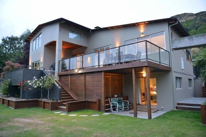 Holiday rental for 13 people, with garden in Queenstown