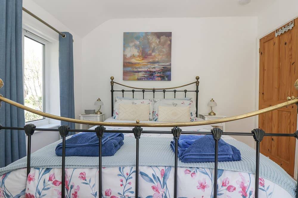 Longships, country holiday cottage, with a garden in Porthcurno in Porthcurno, Cornwall