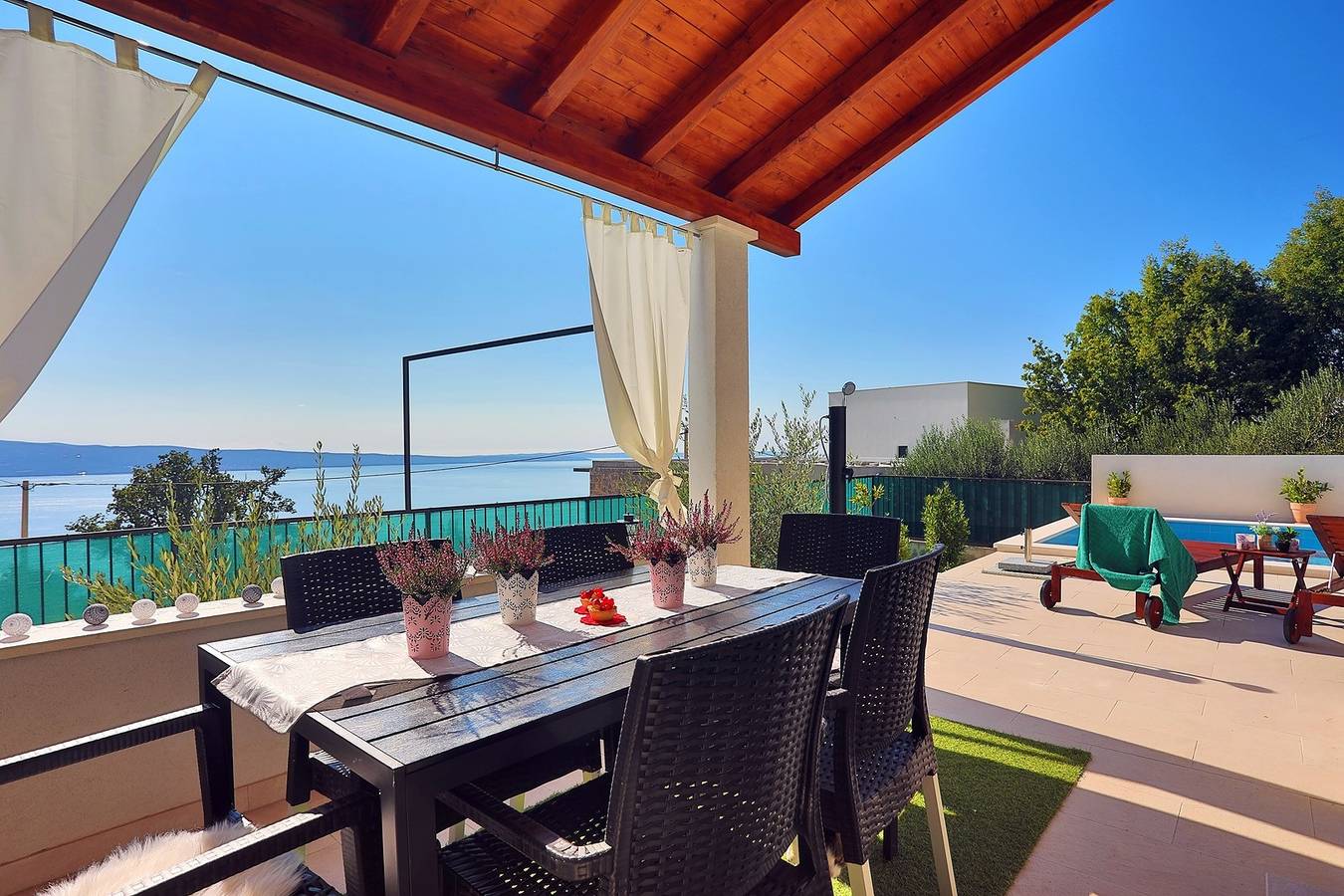 Meerblick Villa Lemaro, eine Villa mit 2 Schlafzimmern und 28 m2 privatem Pool in Krilo Jesenice in Jesenice, Split-Dalmatien