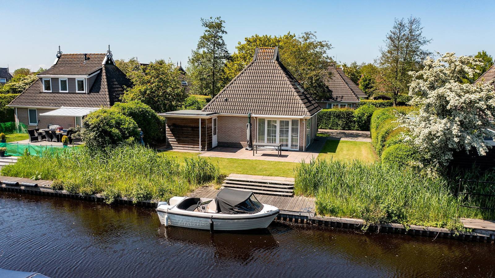 Summio Vakantiepark It Wiid — Wellness Wetterbungalow 6 in Earnewâld, Nationalpark De Alde Feanen