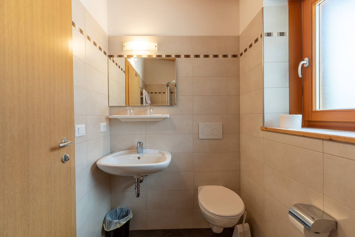 Apartamento inteiro, Apartamento "Wohnung 2 Dachgeschoss" com vista para a montanha, Wi-Fi e varanda in Tirolo (Itália), Grupo Texel