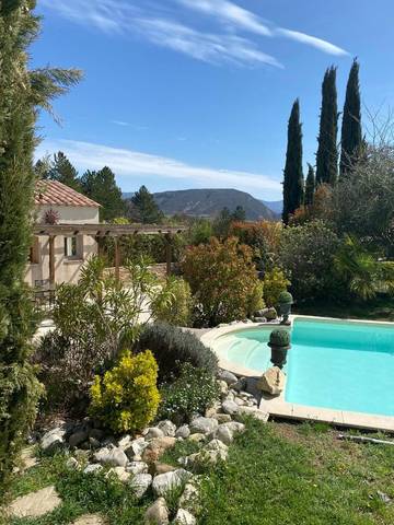 Gîte pour 2 personnes, avec jardin ainsi que piscine et vue à Bevons