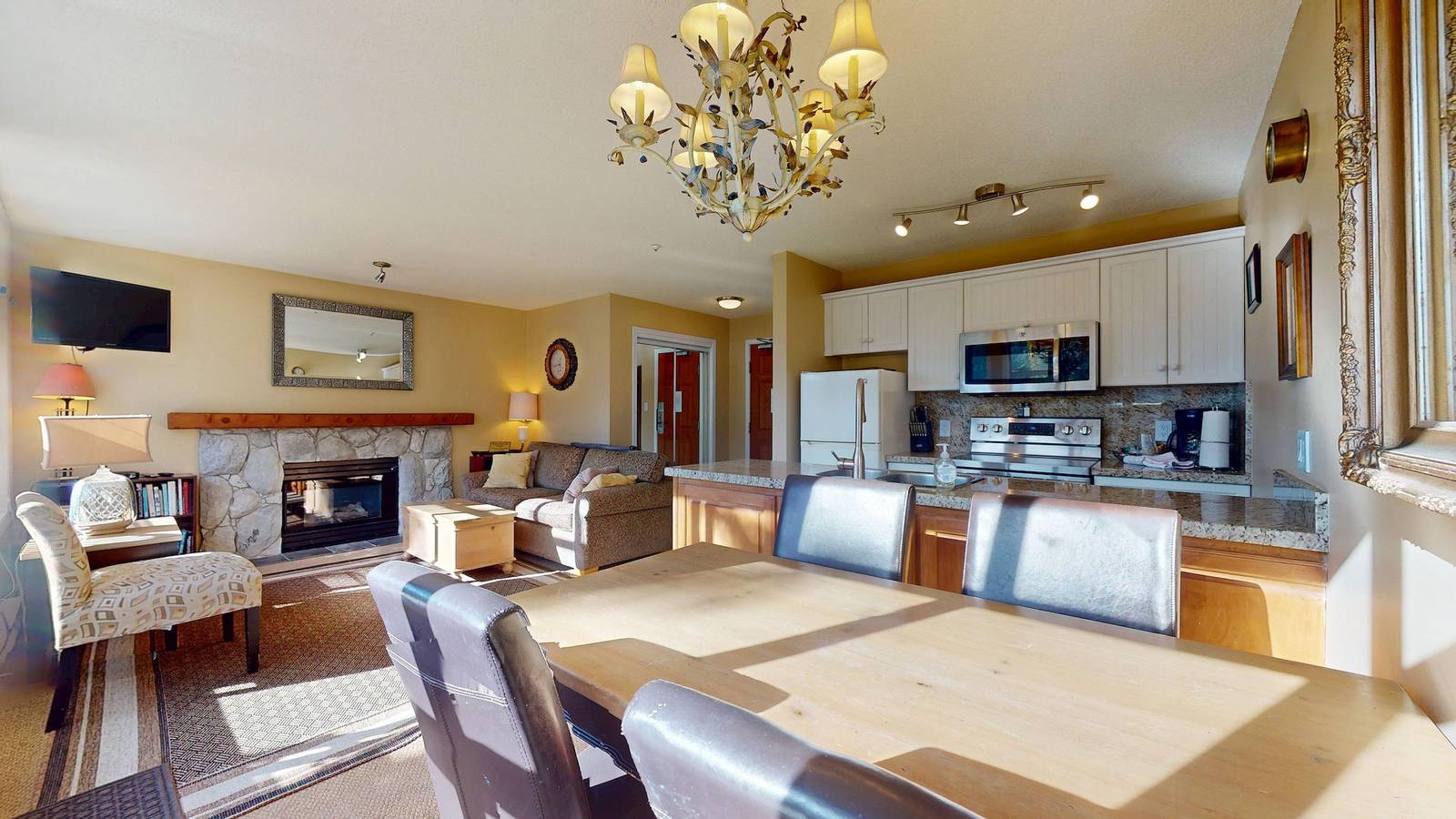 Geheel appartement, Slope-Side Luxury Condo with Stunning Views of Blackcomb  Mountain Ski Runs - pool - hot tubs - Aspens 309 in Whistler, Whistler Blackcomb