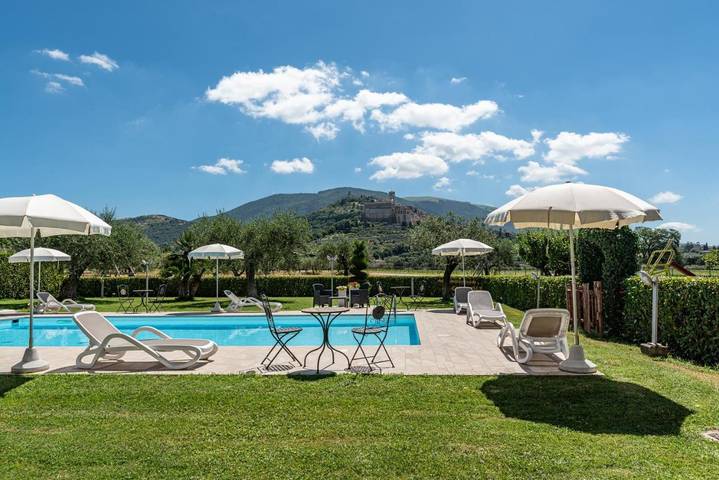 Agriturismo per 3 persone, con giardino e panorama nonché piscina, adatto a famiglie con bambini ad Assisi