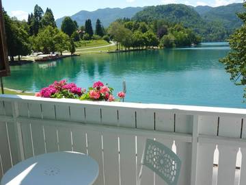 Ferienwohnung für 2 Personen, mit Seeblick und Ausblick sowie Balkon in Bled