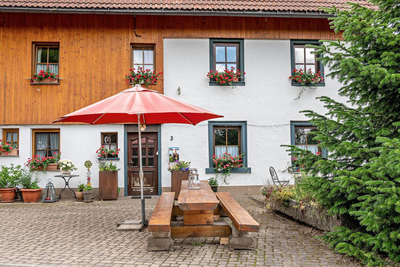 Ganze Wohnung, Apartment „Ahorn“ mit gemeinsamer Terrasse, Garten und Wlan in St. Georgen, Mittlerer Schwarzwald