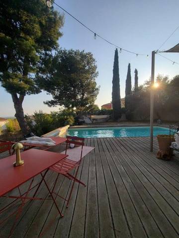 Location de vacances pour 7 personnes, avec vue ainsi que jardin et piscine à La Fare-les-Oliviers
