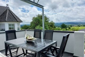 Ferienwohnung für 6 Personen, mit Pool und Balkon sowie Garten in Attendorn