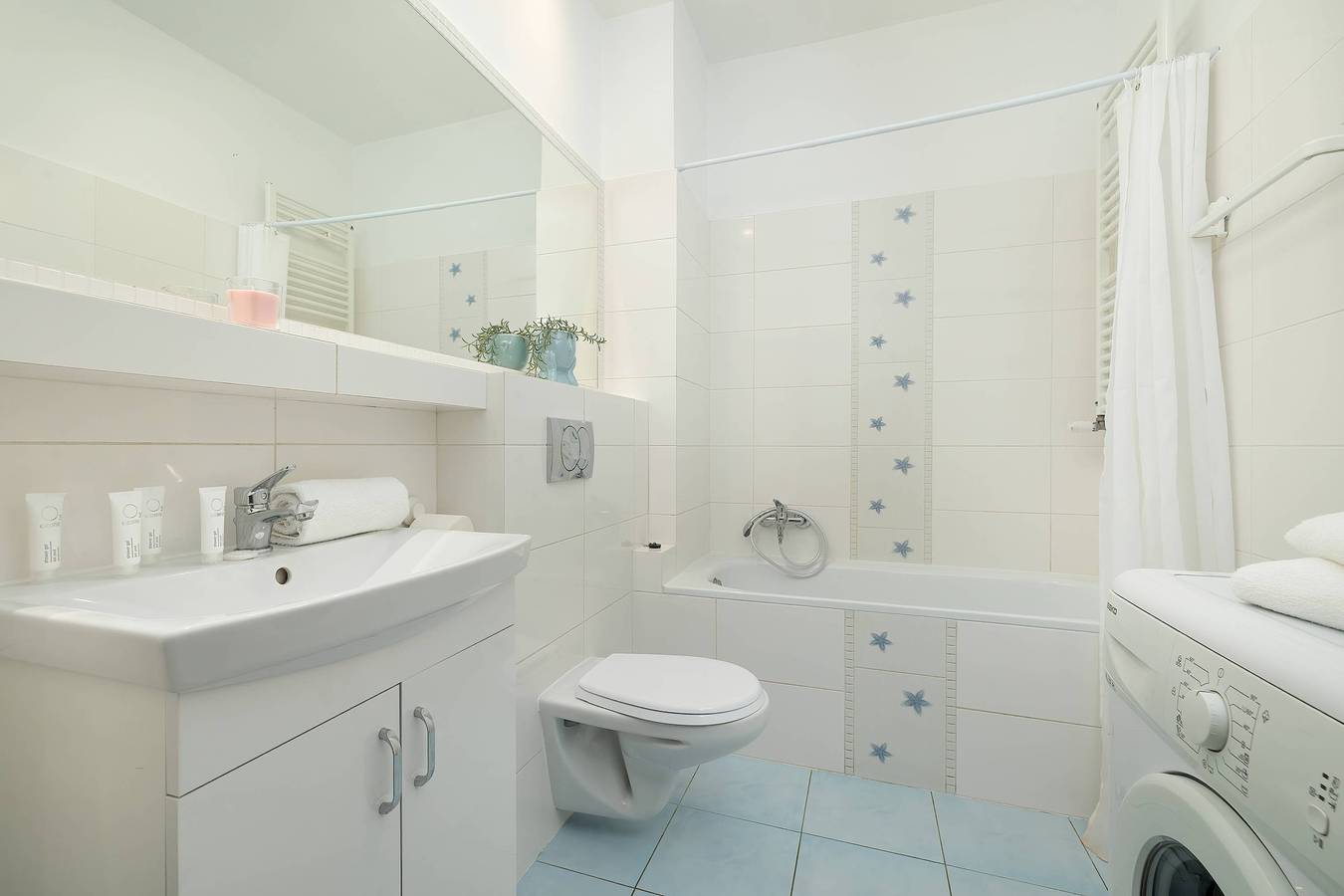 Monolocale intero, Obozowa 118 Kraków | Bright Studio with Desk and Bathtub in Cracovia, Piccola Polonia